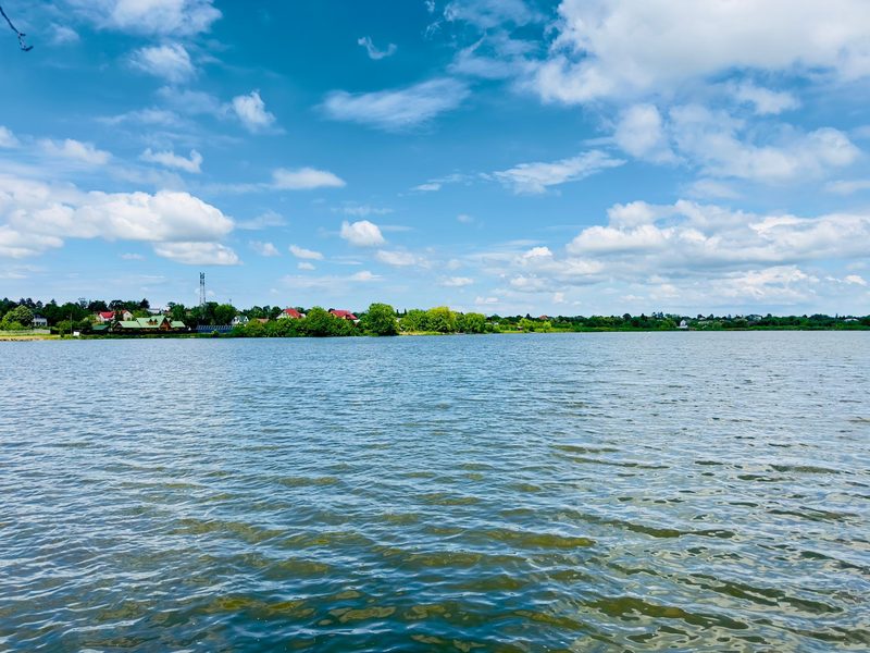 Vedere panoramică a Lacului Periș cu nori pe cer