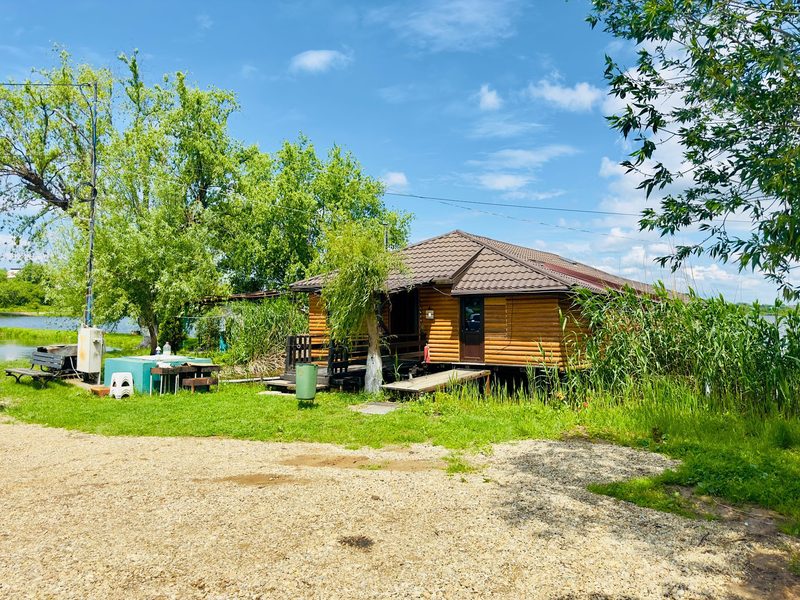 Lacul Periș văzut printre crengi