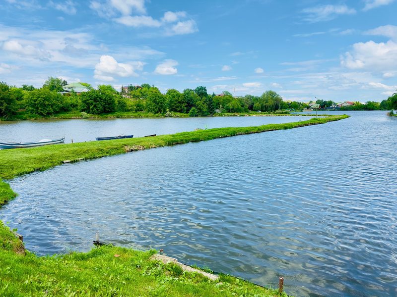 Bărci tradiționale pe Lacul Periș